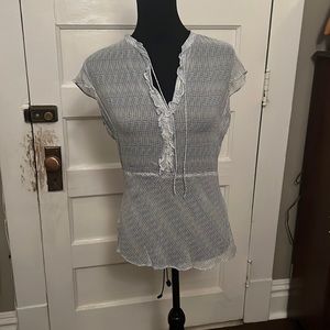 Like-new flutter cap-sleeve fitted blouse. Size M, side zip, ruffle details